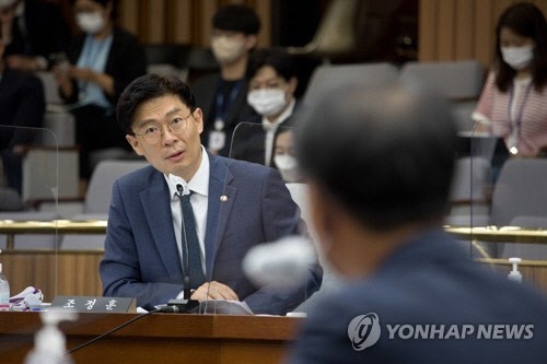 29일 오전 국회에서 열린 오석준 대법관 후보자 인사청문회에서 조정훈 의원이 질문하고 있다.  [국회사진기자단]